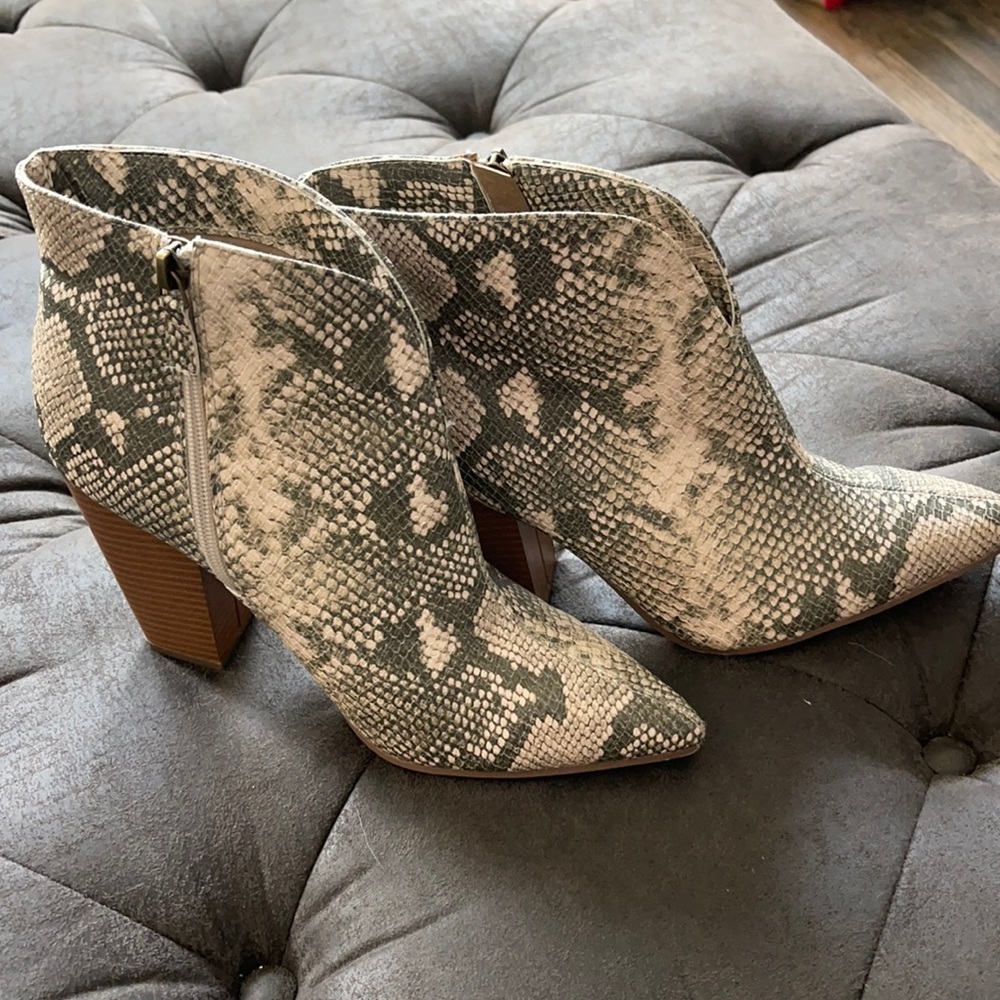 NY&Co Green and white snake skin like heel